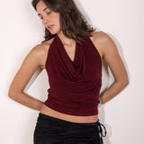 Top granate con escote cascada y espalda descubierta.  