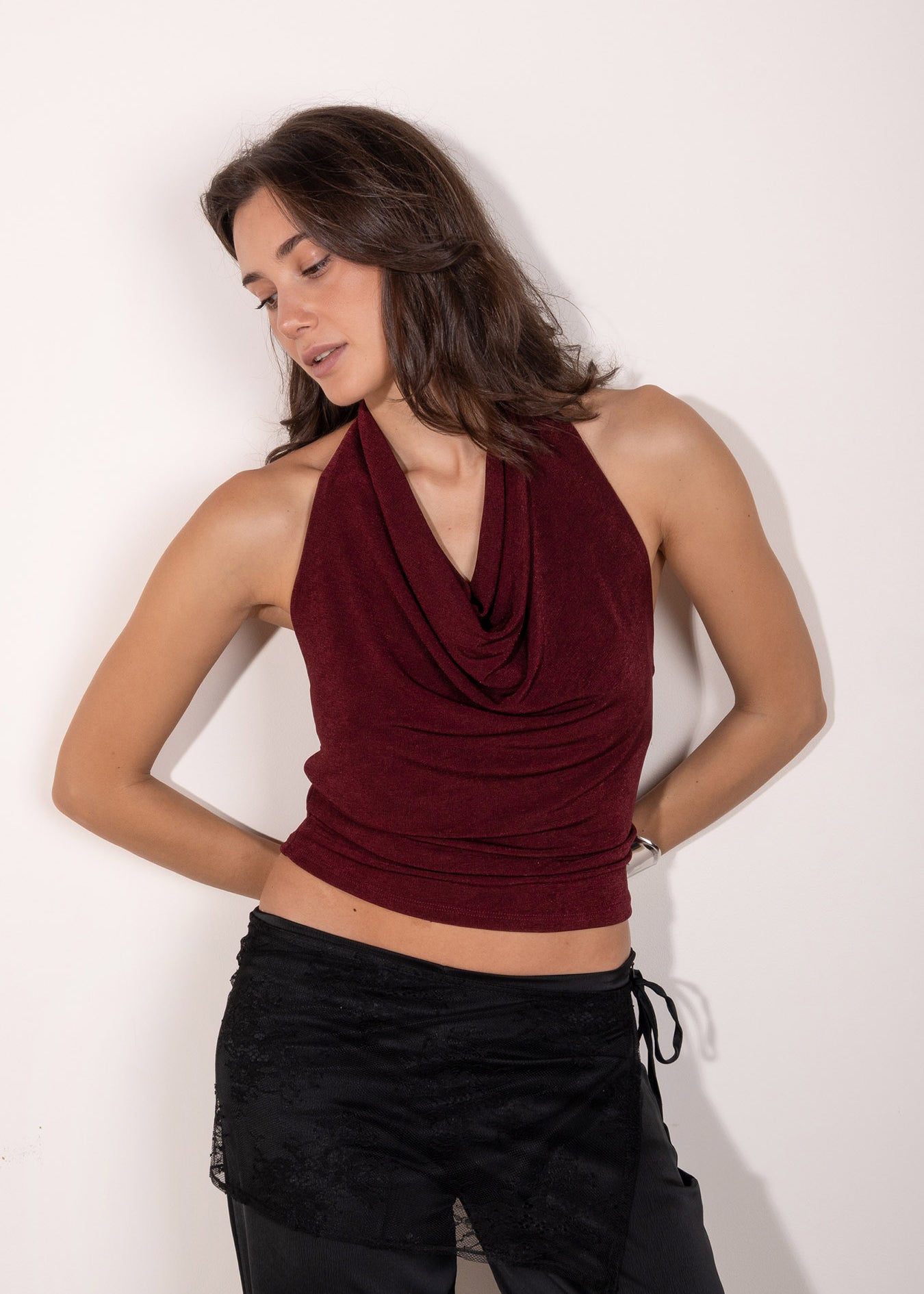 Top granate con escote cascada y espalda descubierta.  