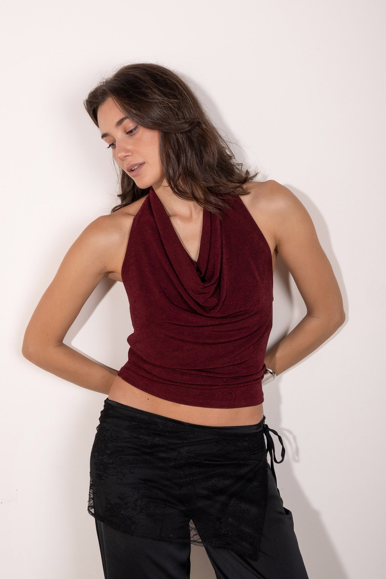 Top granate con escote cascada y espalda descubierta.  