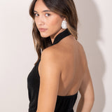 Top negro con escote drapeado tipo halter y espalda descubierta.  Estilo elegante y femenino