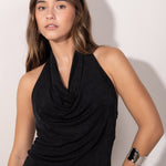Top negro con escote drapeado tipo halter, estilo elegante y femenino