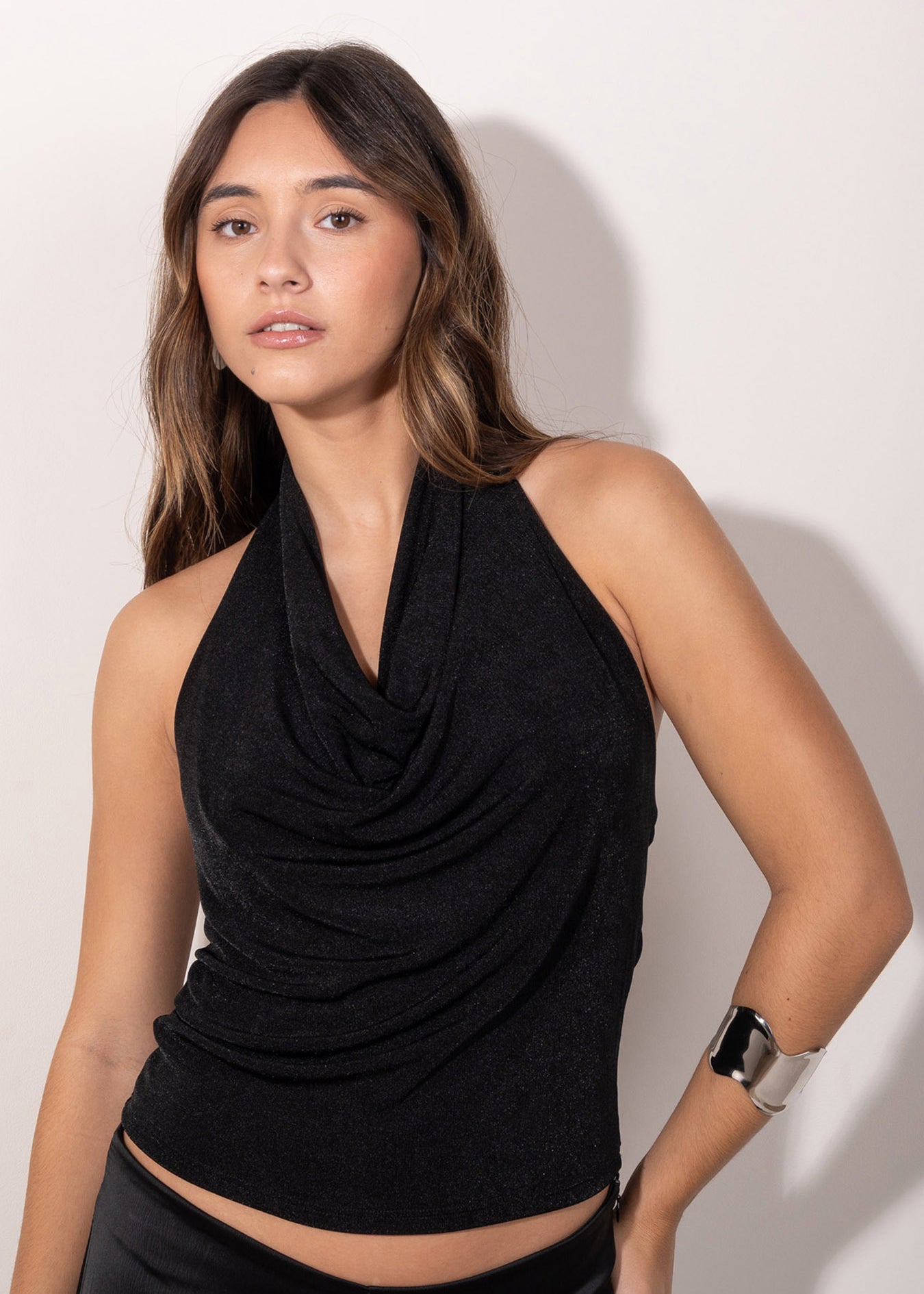 Top negro con escote drapeado tipo halter, estilo elegante y femenino