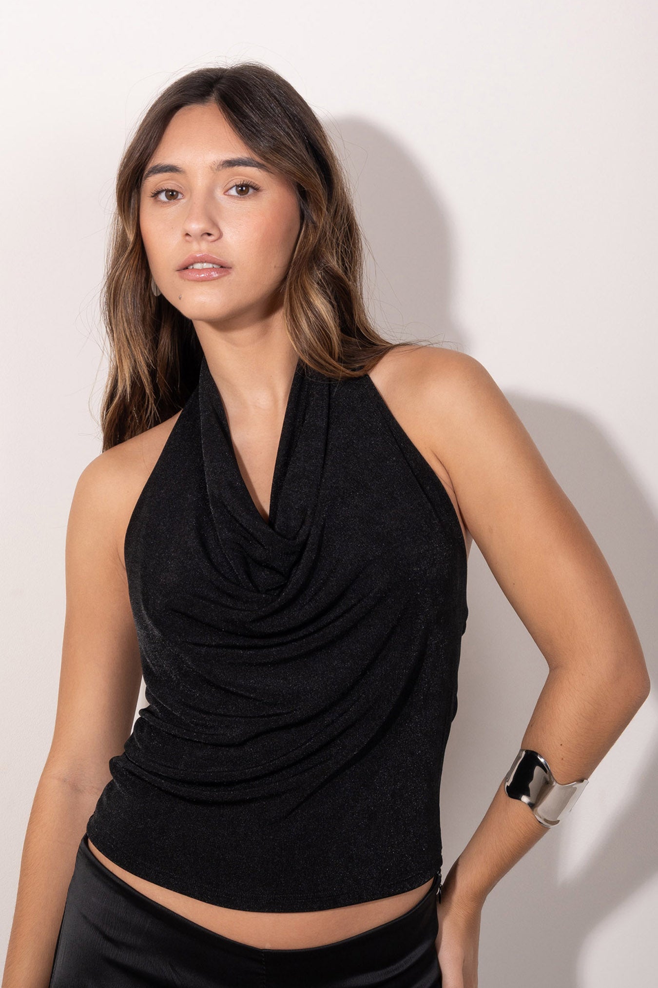 Top negro con escote drapeado tipo halter, estilo elegante y femenino