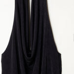 Top negro con escote drapeado tipo halter, estilo elegante y femenino