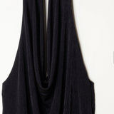 Top negro con escote drapeado tipo halter, estilo elegante y femenino