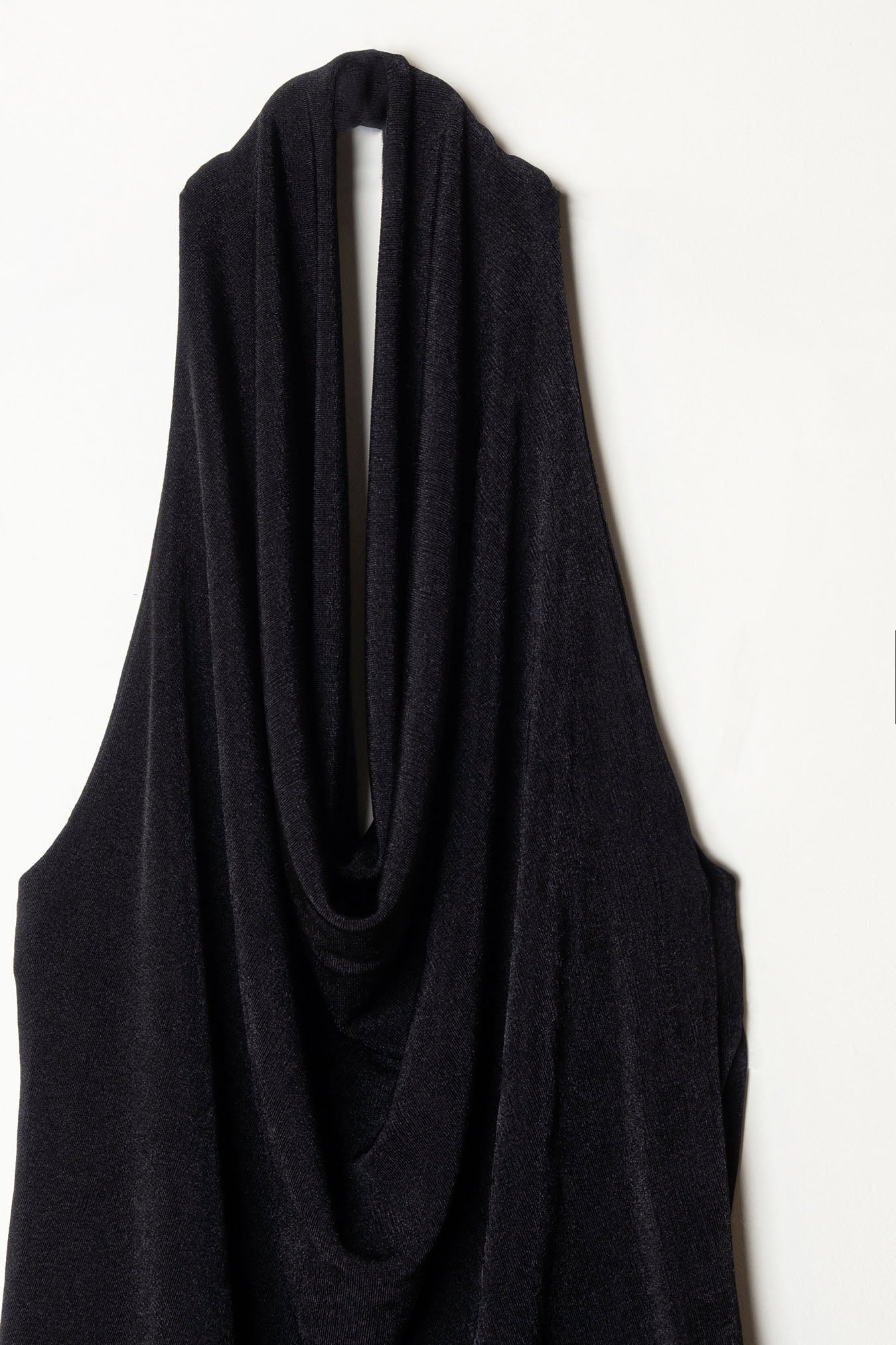 Top negro con escote drapeado tipo halter, estilo elegante y femenino