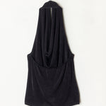 Top negro con escote drapeado tipo halter y espalda descubierta.  Estilo elegante y femenino