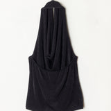 Top negro con escote drapeado tipo halter y espalda descubierta.  Estilo elegante y femenino