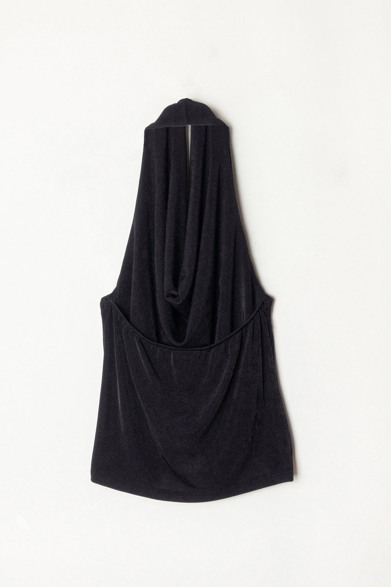 Top negro con escote drapeado tipo halter y espalda descubierta.  Estilo elegante y femenino