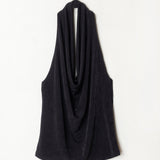 Top negro con escote drapeado tipo halter, estilo elegante y femenino