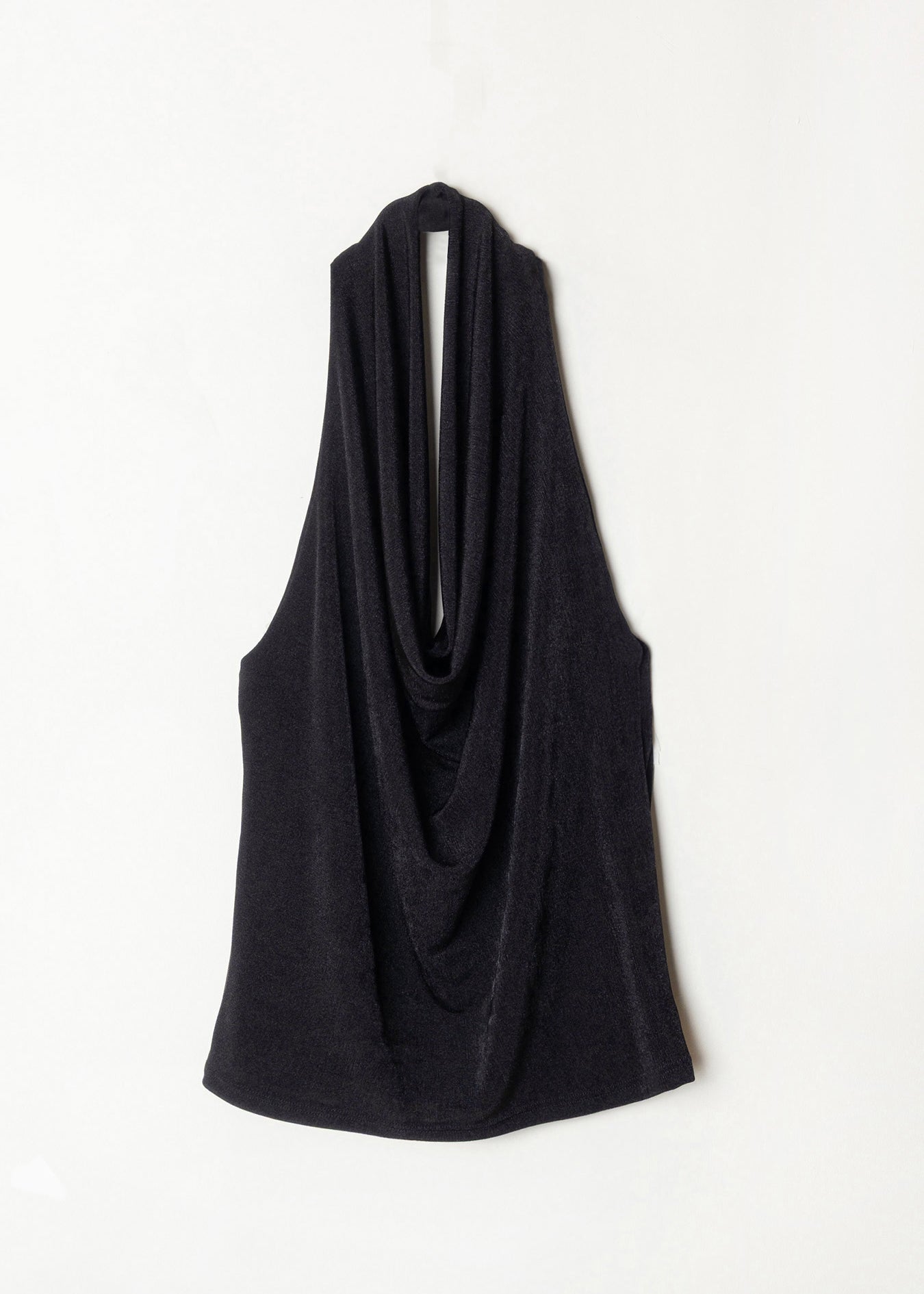 Top negro con escote drapeado tipo halter, estilo elegante y femenino