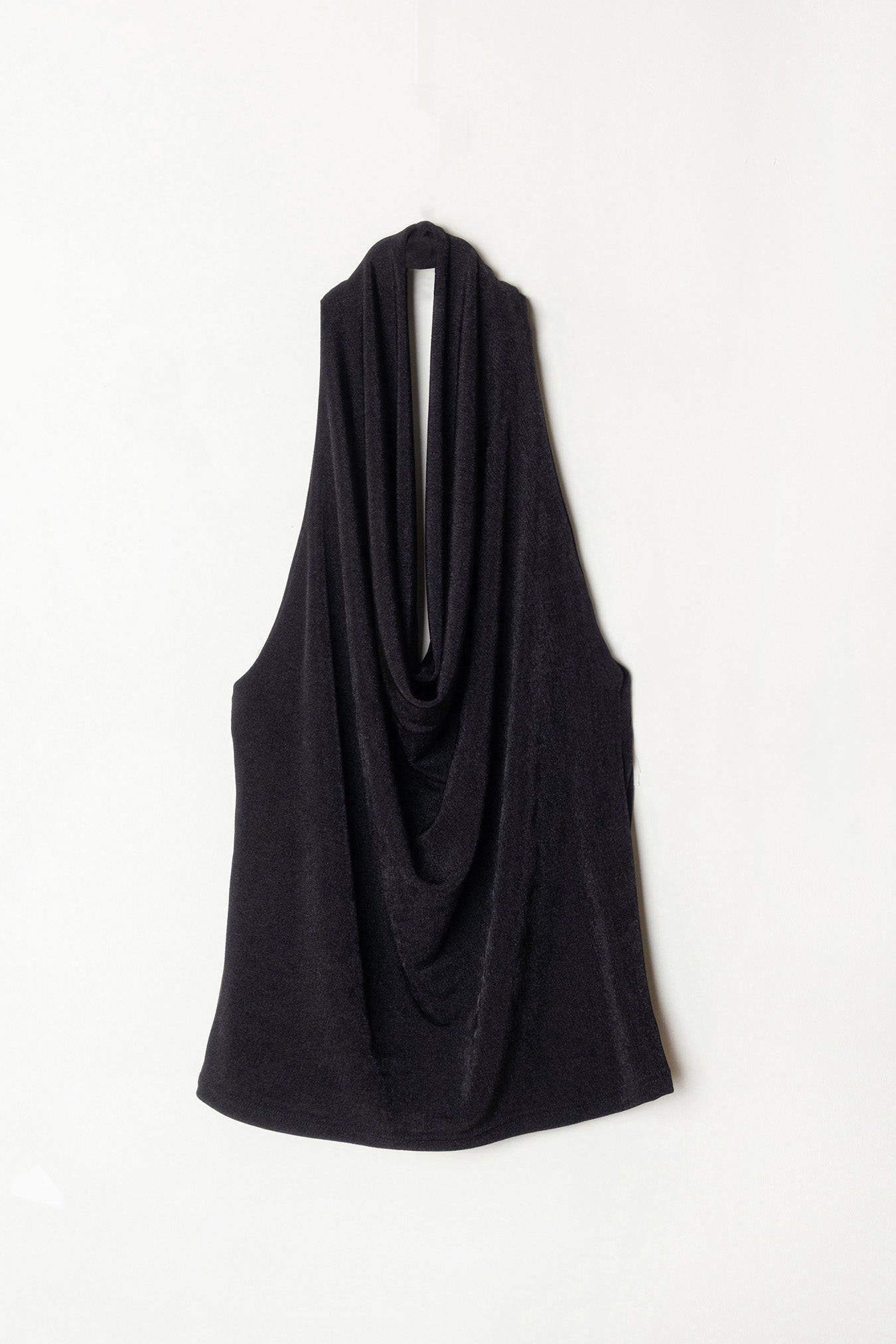 Top negro con escote drapeado tipo halter, estilo elegante y femenino