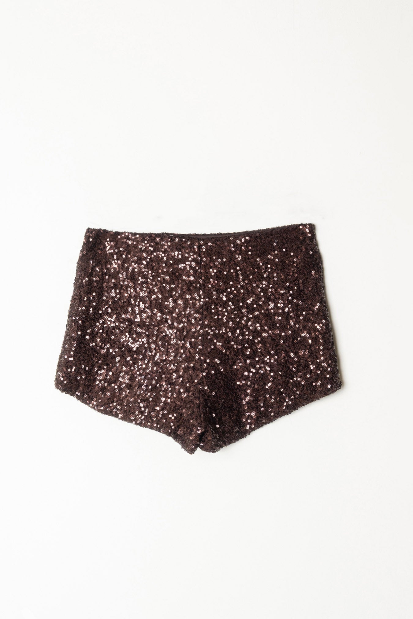 Parte trasera del mini short marrón de lentejuelas con cintura elástica y forro interior