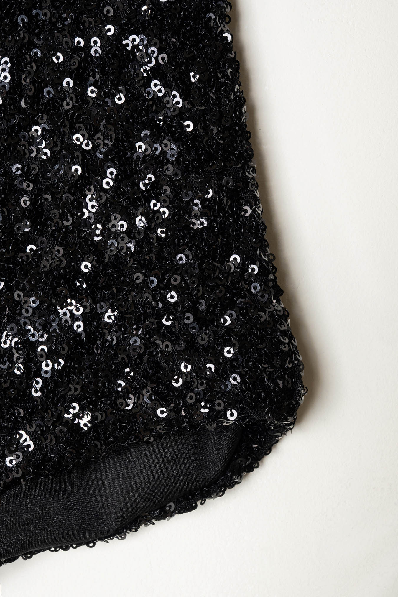 Detalle mini short de lentejuelas negras
