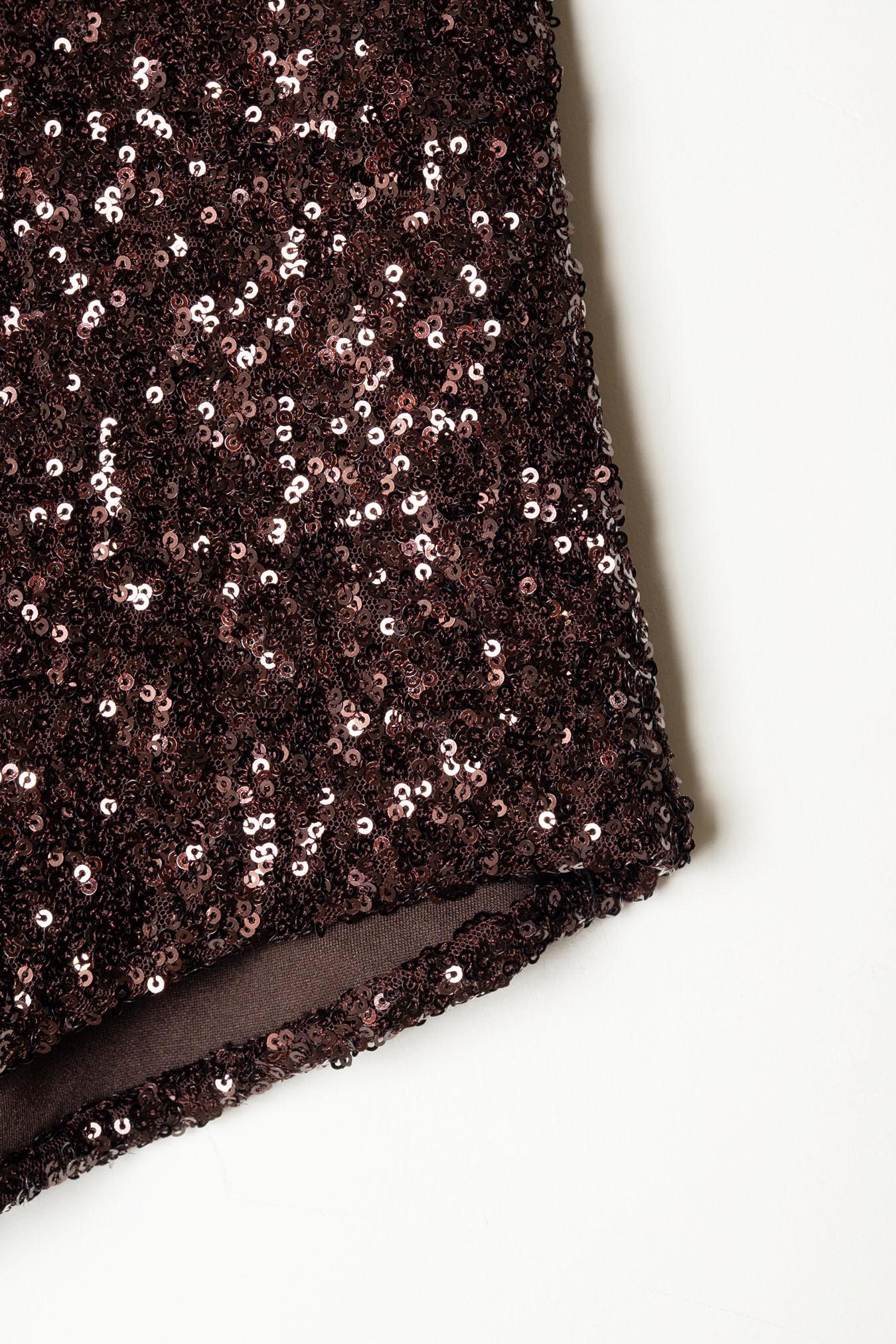 Detalle de Mini short marrón de lentejuelas con cintura elástica y forro interior