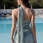 Detalle de la caída asimétrica en la espalda del vestido Timeless Salvia, elegante y original.