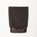 top marron con lentejuelas, escote palabra de honor y banda de lentejuelas en el bajo