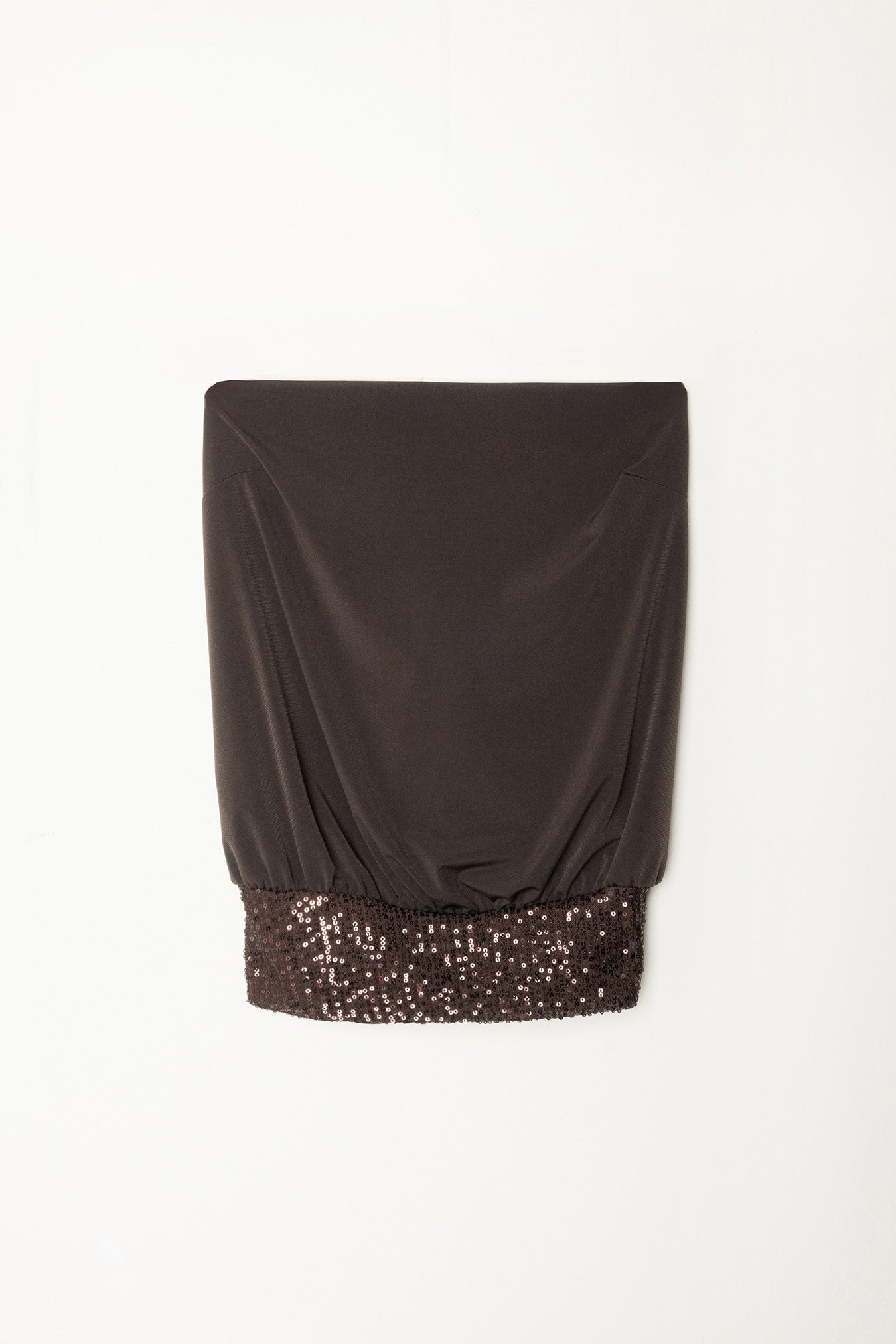 top marron con lentejuelas, escote palabra de honor y banda de lentejuelas en el bajo