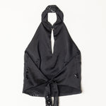 Parte trasera del top negro halter con abertura central y lazo ajustable, decorado con detalles de lentejuelas
