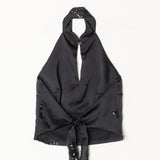 Parte trasera del top negro halter con abertura central y lazo ajustable, decorado con detalles de lentejuelas