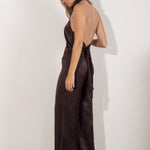 Top halter marrón satinado con detalle de abertura y lentejuelas, modelo de pie posando con pantalón a juego