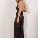 Top halter marrón satinado con detalle de abertura y lentejuelas, modelo de pie posando con pantalón a juego