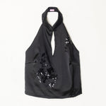 Top negro halter con abertura central y detalles de lentejuelas florales en la parte frontal
