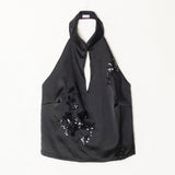 Top negro halter con abertura central y detalles de lentejuelas florales en la parte frontal