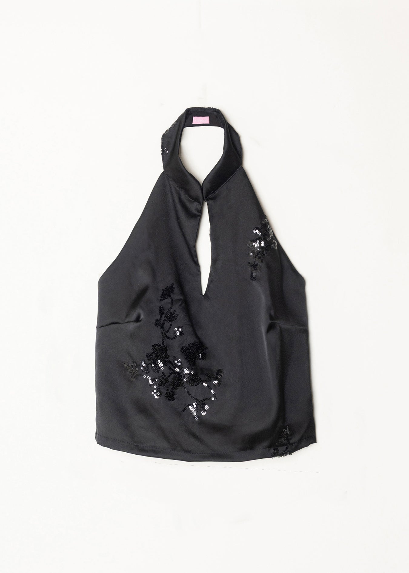 Top negro halter con abertura central y detalles de lentejuelas florales en la parte frontal