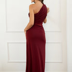 modelo con vestido largo granate de fiesta perfecto para eventos especiales, bodas, galas o cenas formales. Diseño asimétrico de un solo hombro. La silueta entallada resalta la figura, mientras que la sutil franja de encaje floral en la cintura añade un toque romántico y sensual, sin perder la clase.
Detalle: Encaje semitransparente en la cintura