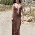 Look veraniego con vestido marrón de crochet