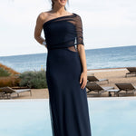 Martina con el vestido First Step azul noche, luciendo el chal de tul de forma asimétrica sobre un hombro.