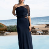 Martina con el vestido First Step azul noche, luciendo el chal de tul de forma asimétrica sobre un hombro.