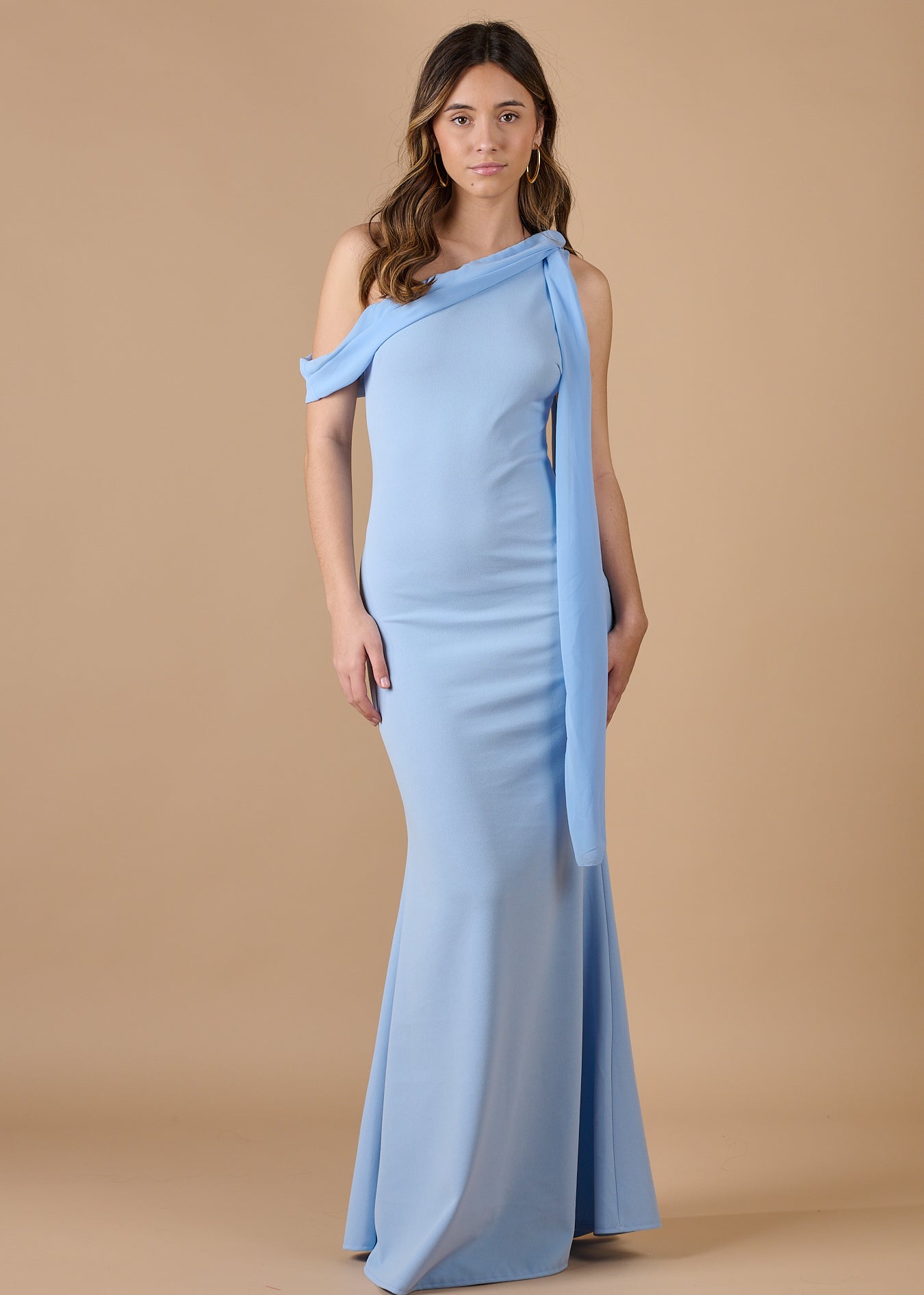 Vestido azul largo asimétrico con detalle de pañuelo en el hombro, elegante y sofisticado para invitadas de boda - Closet.bcn