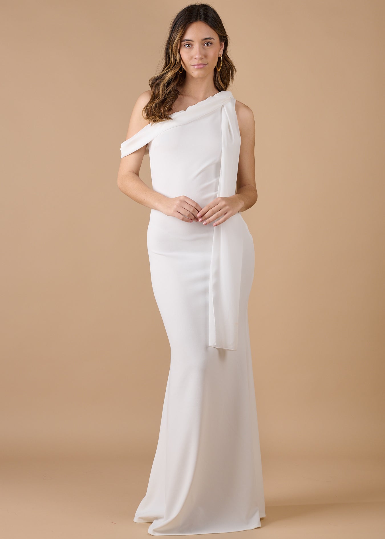 Vestido blanco largo asimétrico con detalle de pañuelo en el hombro, elegante y sofisticado para eventos