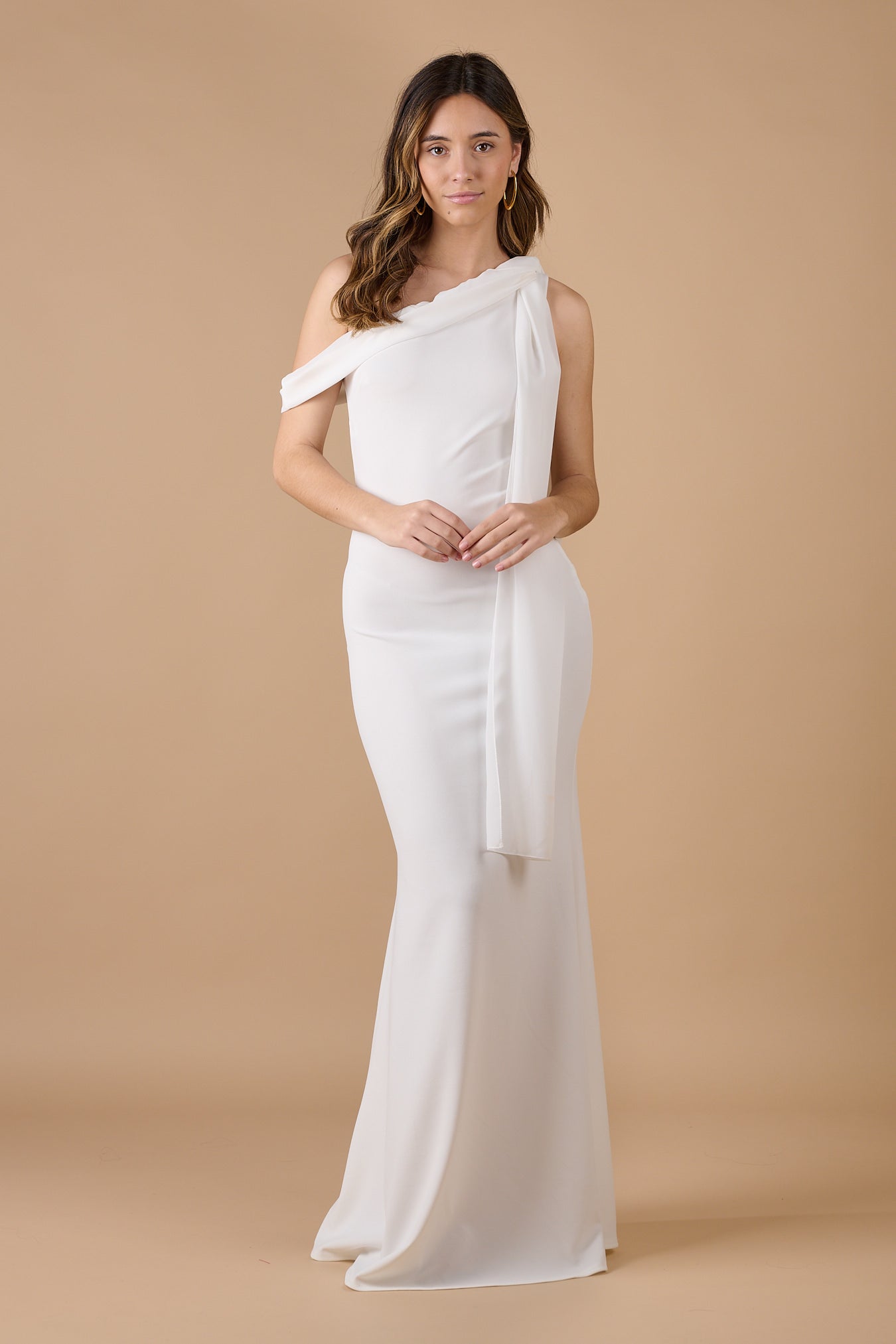 Vestido blanco largo asimétrico con detalle de pañuelo en el hombro, elegante y sofisticado para eventos