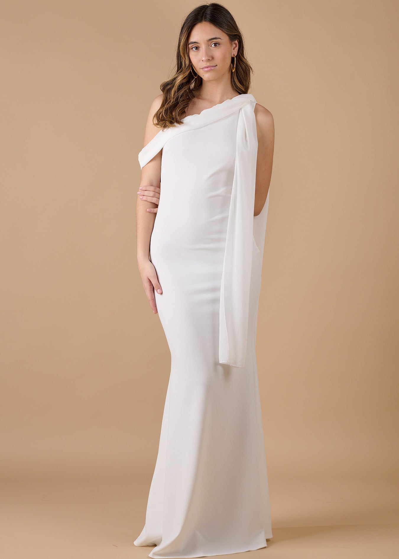 Vestido blanco largo asimétrico con detalle de pañuelo en el hombro, elegante y sofisticado para eventos