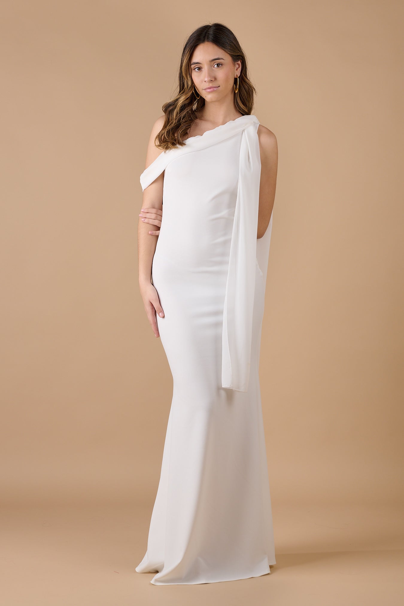 Vestido blanco largo asimétrico con detalle de pañuelo en el hombro, elegante y sofisticado para eventos