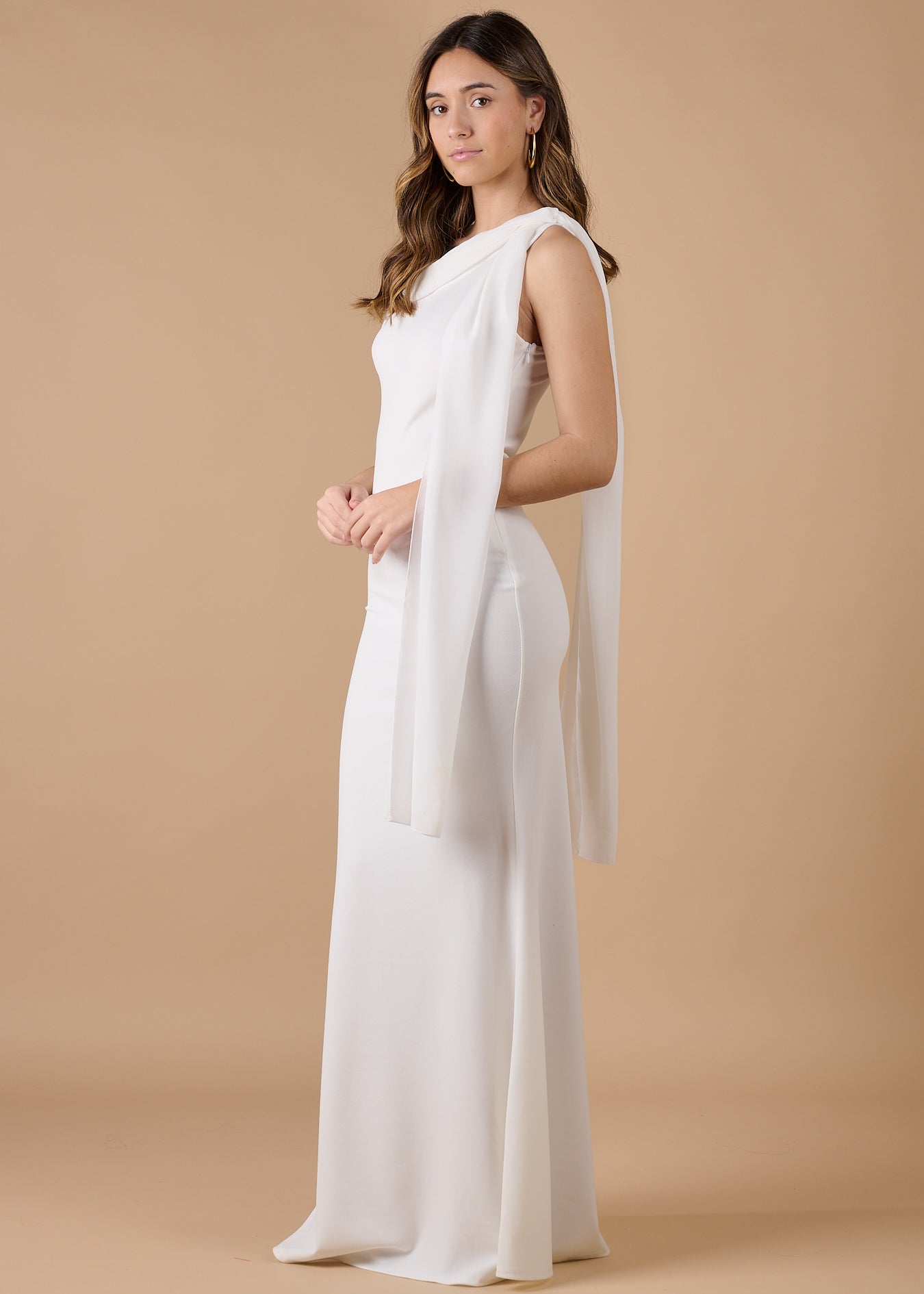 Vestido blanco largo asimétrico con detalle de pañuelo en el hombro, elegante y sofisticado para eventos