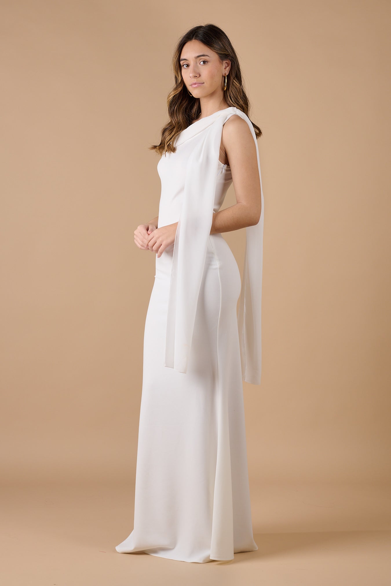 Vestido blanco largo asimétrico con detalle de pañuelo en el hombro, elegante y sofisticado para eventos