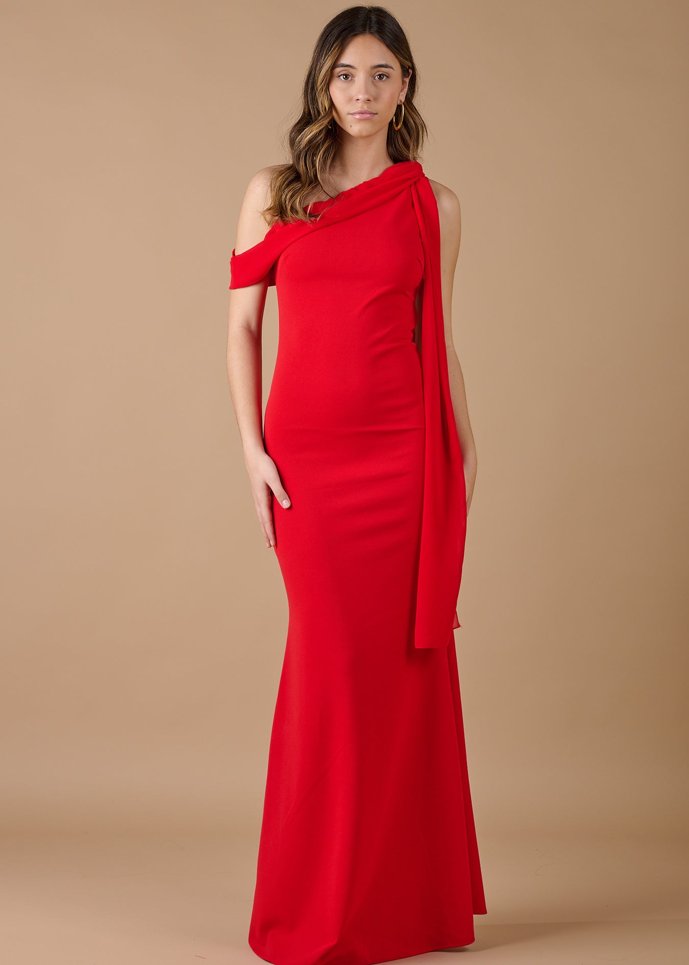 Vestido rojo largo asimétrico con detalle de pañuelo en el hombro, sofisticado y elegante para invitadas - Closet.bcn