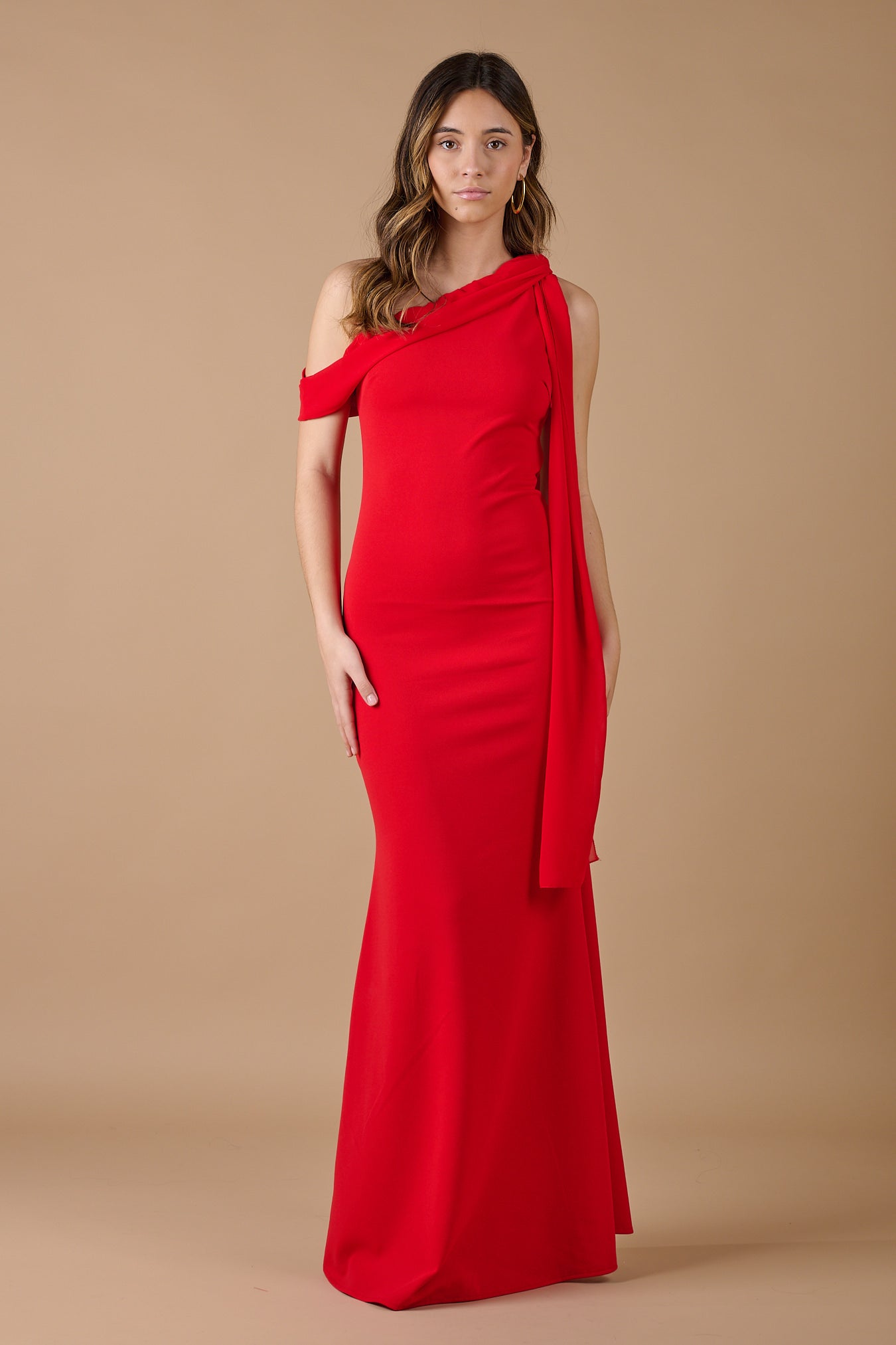 Vestido rojo largo asimétrico con detalle de pañuelo en el hombro, sofisticado y elegante para invitadas - Closet.bcn