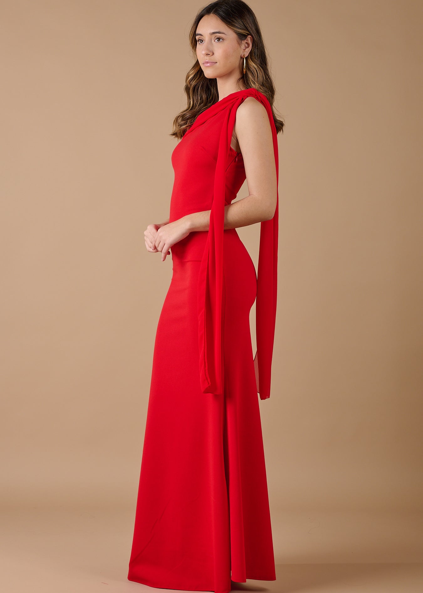 Vestido rojo largo asimétrico con detalle de pañuelo en el hombro, sofisticado y elegante para invitadas - Closet.bcn