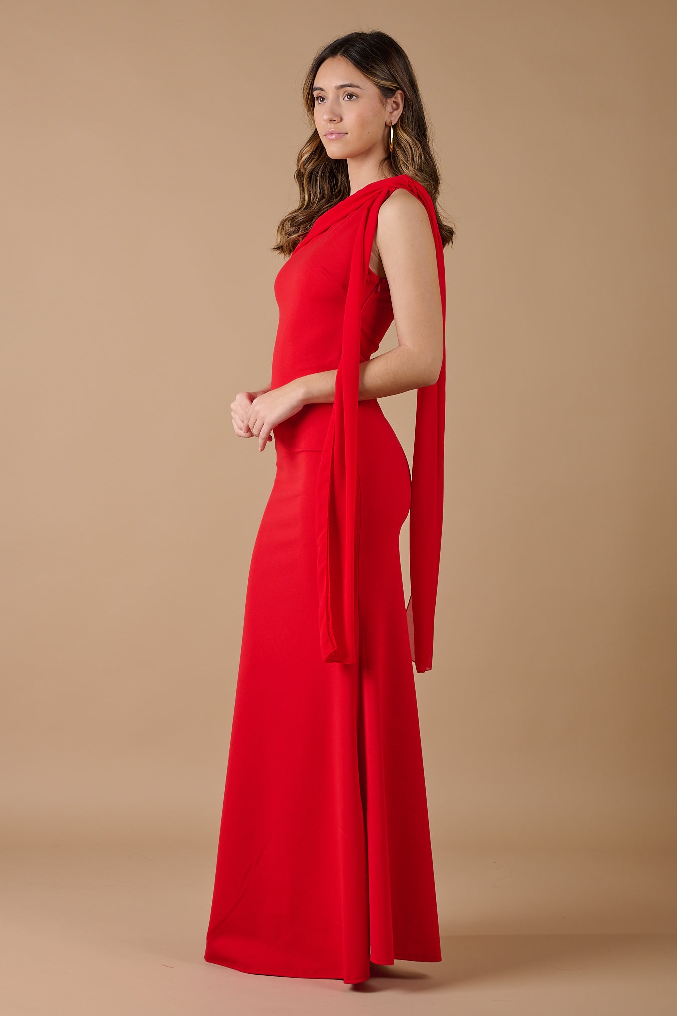 Vestido rojo largo asimétrico con detalle de pañuelo en el hombro, sofisticado y elegante para invitadas - Closet.bcn