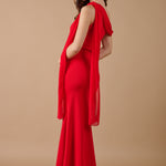 Espalda del vestido rojo asimétrico con caída fluida y detalle en el hombro, ideal para eventos especiales - Closet.bcn