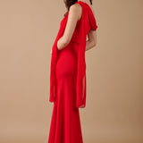 Espalda del vestido rojo asimétrico con caída fluida y detalle en el hombro, ideal para eventos especiales - Closet.bcn