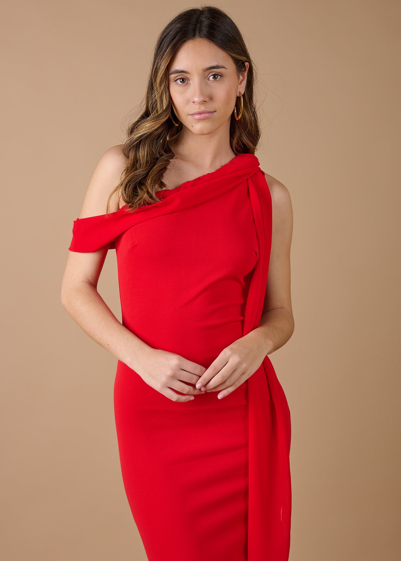 Vestido rojo largo asimétrico con detalle de pañuelo en el hombro, sofisticado y elegante para invitadas - Closet.bcn