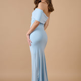 Espalda del vestido azul cielo asimétrico con caída fluida y ajuste ceñido, ideal para eventos especiales - Closet.bcn