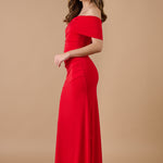 "Vestido rojo largo con escote asimétrico y fruncido en la cintura, ideal para invitadas de boda y eventos elegantes - Closet.bcn