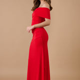 "Vestido rojo largo con escote asimétrico y fruncido en la cintura, ideal para invitadas de boda y eventos elegantes - Closet.bcn